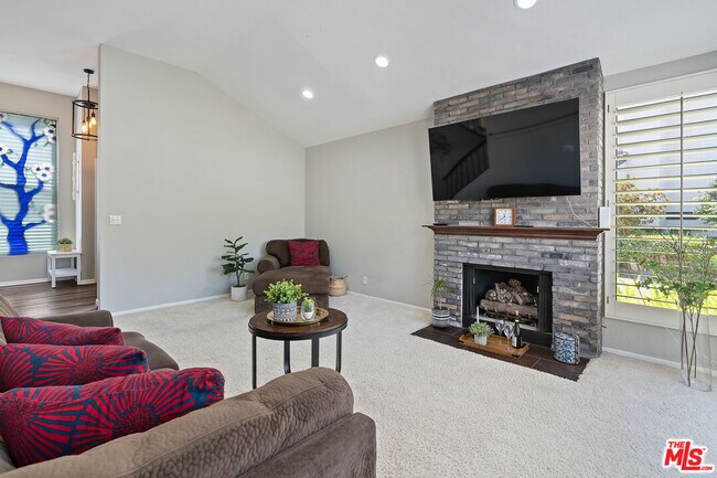 Building Photo - 5757 Owensmouth Ave