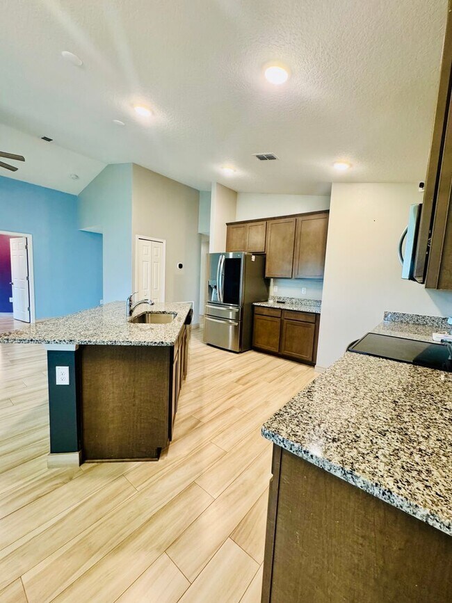Building Photo - Beautiful 4-Bed, 2-Bath Home in a Prime Location!