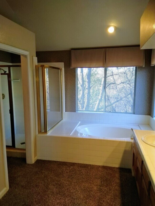 Building Photo - 6220 Cameo Dr