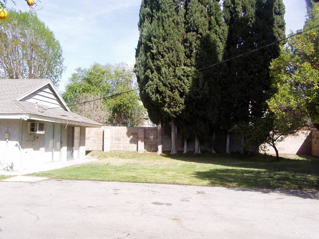 Building Photo - 10854 Reseda Blvd