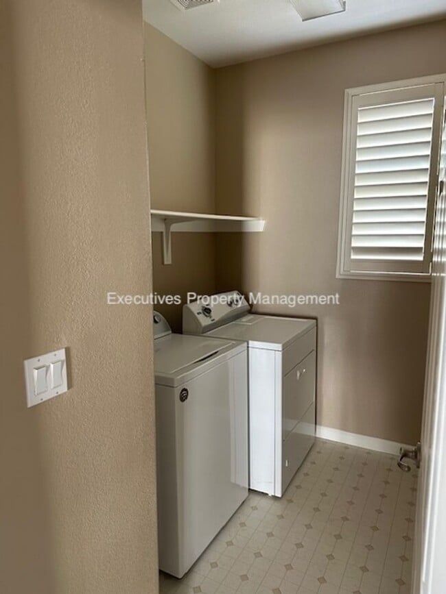 Building Photo - 518 Barclay Way