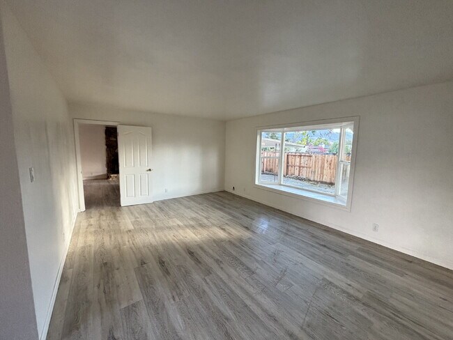 Building Photo - 5358 Laurel Dr