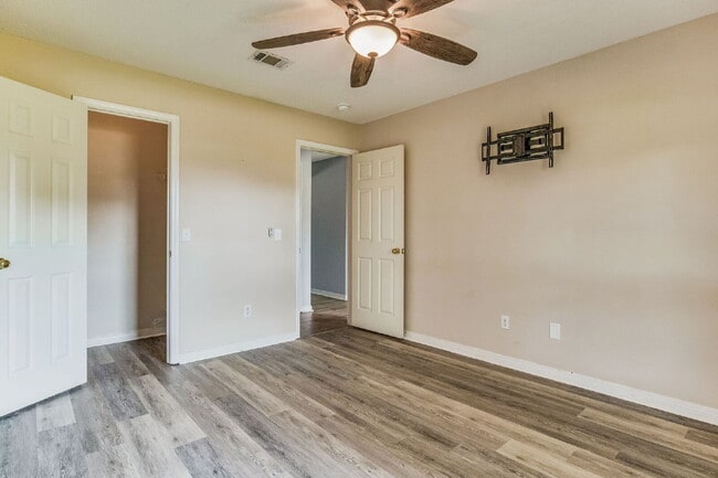 Building Photo - Welcome to your dream home! This stunning 4-bedroom, 3-bathroom residence is perfectly situated n...