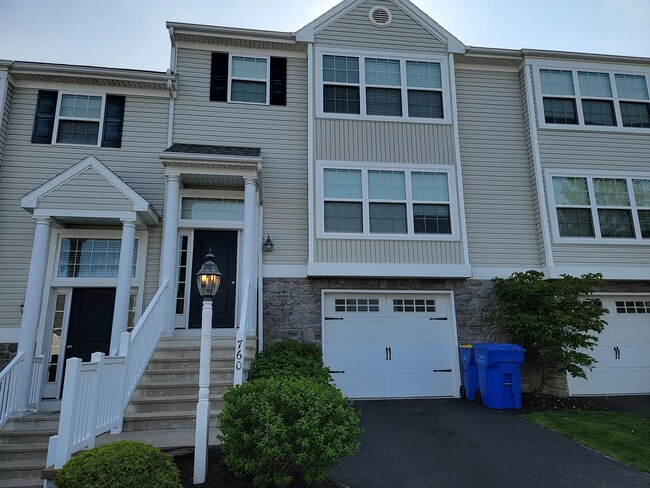 Building Photo - This bright & cheery luxury townhouse