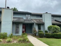Building Photo - 2 BR/ 2.5 BA townhome off Bobby Jones
