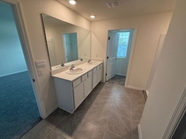 Building Photo - Beautiful New House
