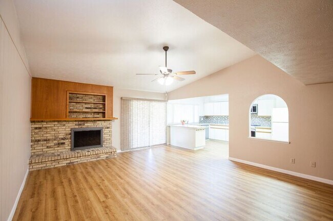 Building Photo - 921 Mossvine Dr