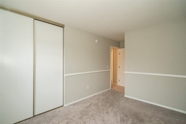 Building Photo - 335 Parma Dr