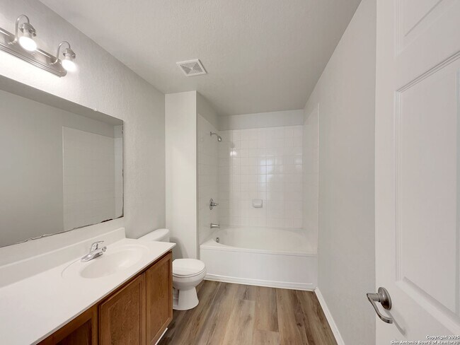 Building Photo - Charming 3 Bedroom 2 Bath home in Northeast Crossing.