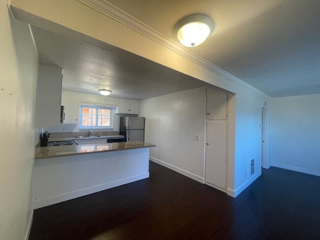 Building Photo - 1 Bedroom Just Blocks From the Ocean