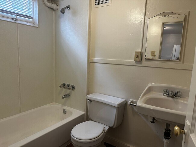 Building Photo - 1809 10th Ave