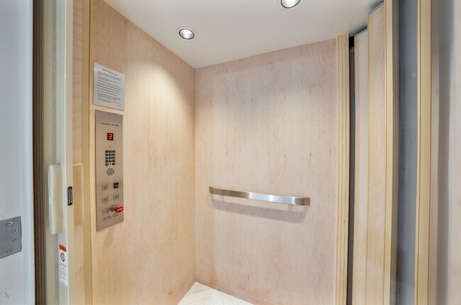 Building Photo - 6719 Meadowview Ave