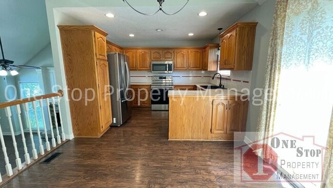 Building Photo - Stunning 3 Bedroom 2.5 Bathroom in Raymore!