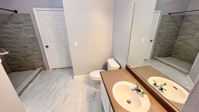 Building Photo - Two Bedroom in Metrowest AVAILABLE NOW!