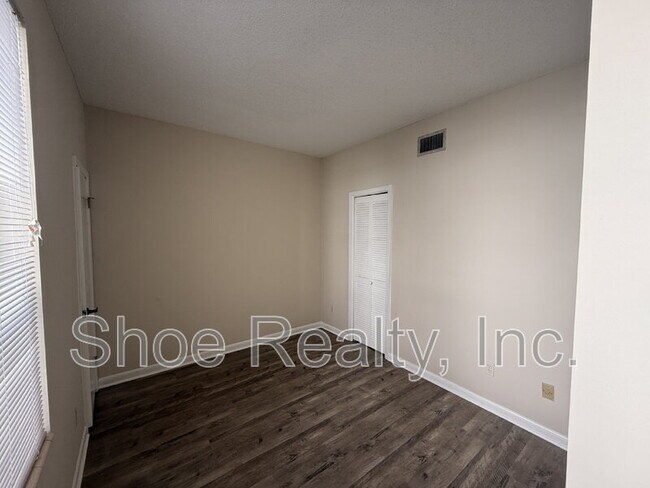 Building Photo - 2545 Oak St