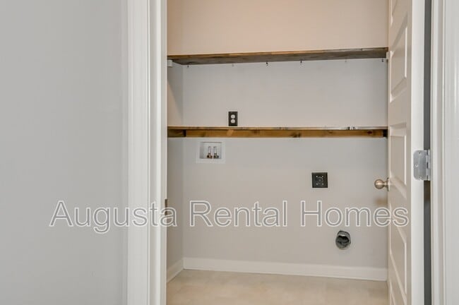 Building Photo - 301 Claudia Dr