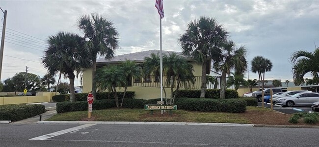 Building Photo - 4550 Cove Cir