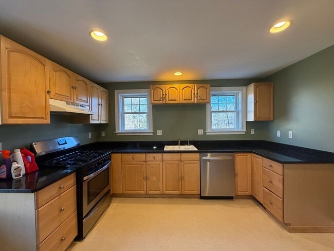 Building Photo - Move-In Ready Townhouse in North Billerica – Unbeatable Transit Access!