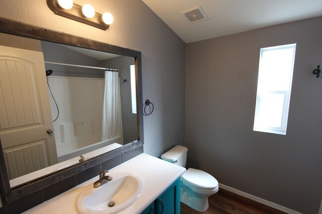 Building Photo - Move-in Special! Home in Christmas Tree es...