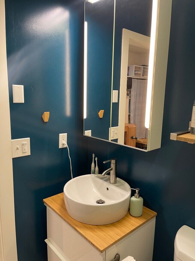Building Photo - Charming 1-bedroom, 1-bathroom Condo in Phinney Ridge.