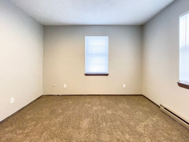 Building Photo - 2213 E Memorial Dr