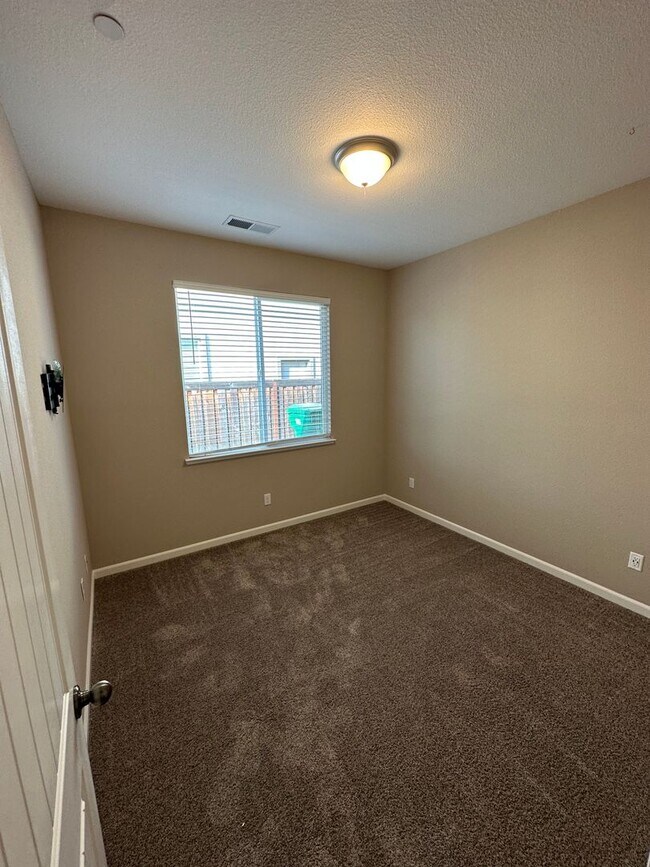 Building Photo - Beautiful 3 Bed 2 Bath House in a Great Lo...