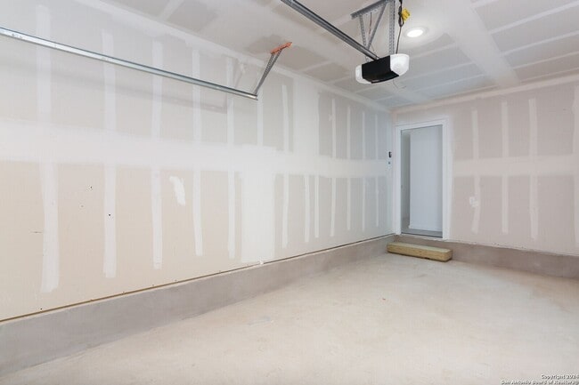 Building Photo - 3710 Millbrook Wy