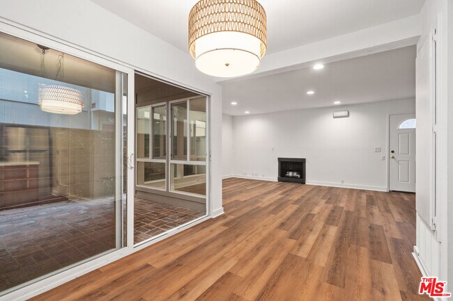 Building Photo - 2508 Arizona Ave