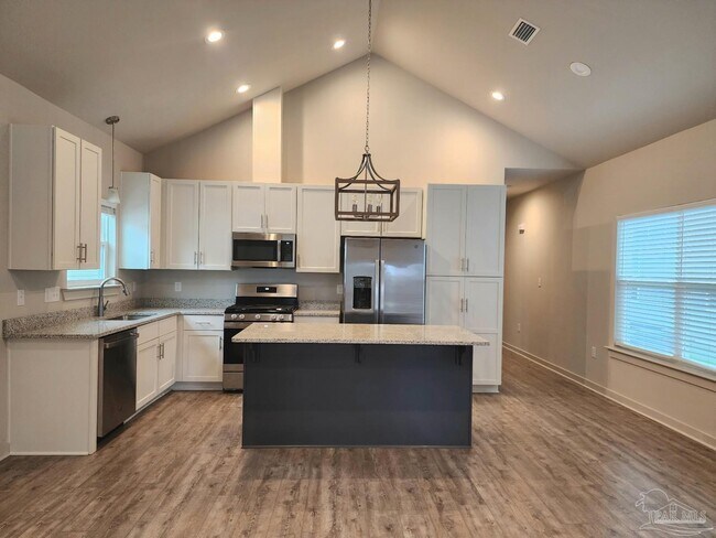 Building Photo - 106 S G St