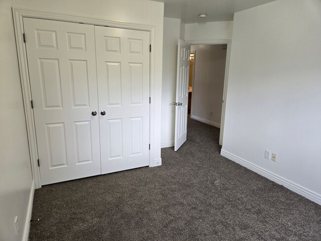 Building Photo - Beautiful 4 Bedroom 2.5 Bath Townhome in S...