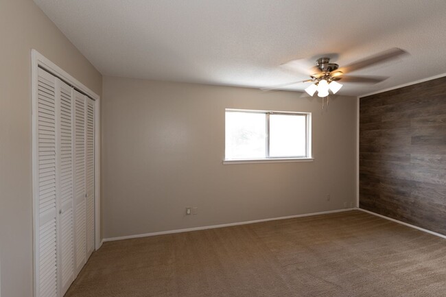 Building Photo - 2 bed 1.5 bath townhome located in the Mil...