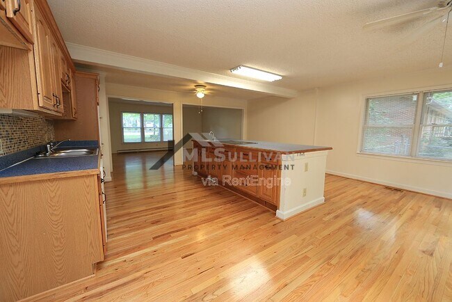 Building Photo - 304 Cheryl Ave