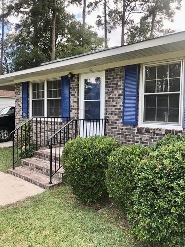 Building Photo - Updated and adorable rancher home in Old C...