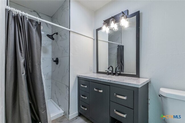 Building Photo - 4013 Valley View Dr