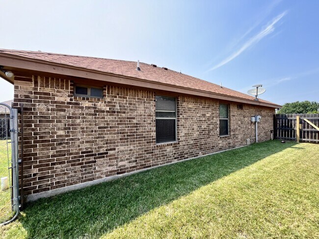 Building Photo - 302 E Gabriella Ave