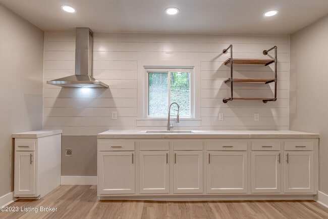 Building Photo - 1886 S Bardstown Rd