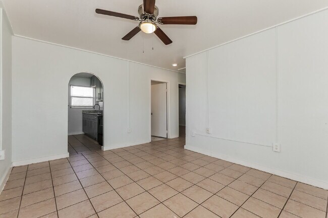 Building Photo - "Charming 2-Bed Oasis in Lake Wales - Cozy 624 Sq Ft Haven!"