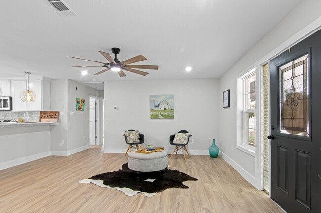 Building Photo - 15529 Pine St