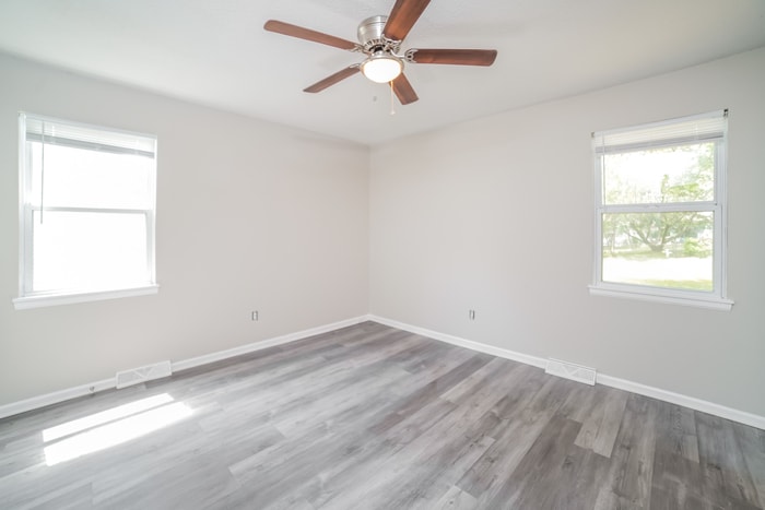Building Photo - 317 NE Lakeview Dr