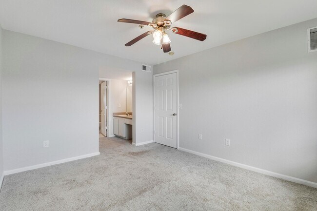 Building Photo - 141 SW Palm Dr