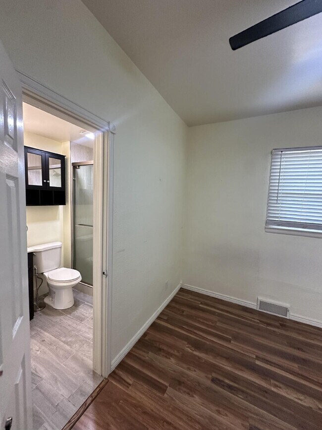Building Photo - "Charming 2-Bedroom Retreat in the Heart of Windsor – 945 Sq. Ft. of Cozy Living!"