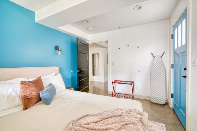 Building Photo - 18 NW 22nd Pl