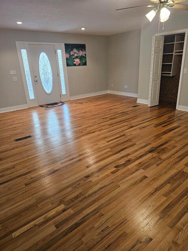 Building Photo - 134 Rolling Dr