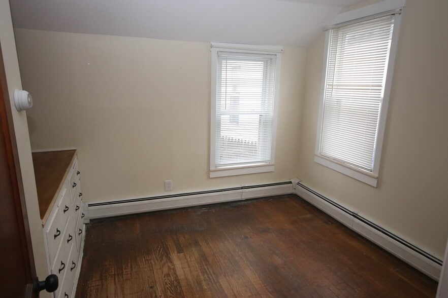 Bedroom 2 - 1 - 43 Congregational St