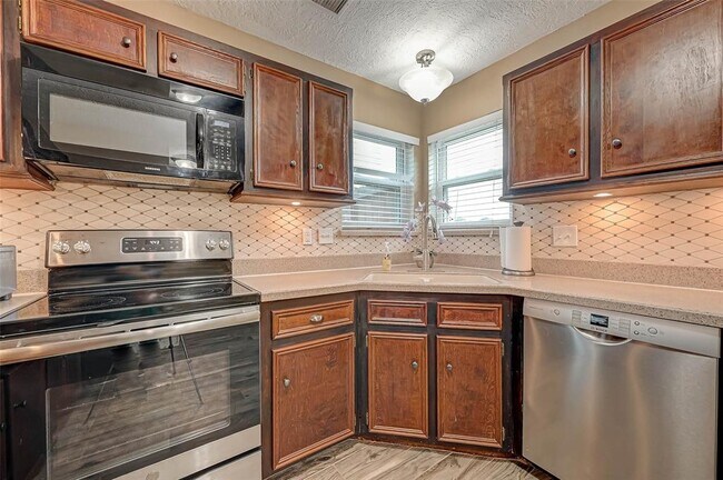 Building Photo - 502 Birdsong Dr