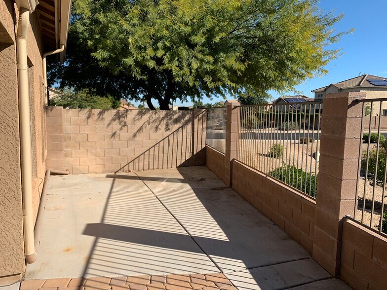 Spacious 4-bedroom, 2-bath home with soaring ceilings, gourmet kitchen, and a heated self-cleaning p - 16426 N 152nd Ln