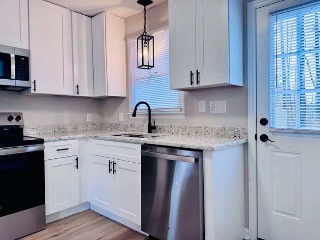 Building Photo - 40 Pine Dr