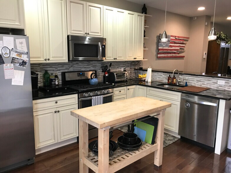 Building Photo - 1235 S 17th St