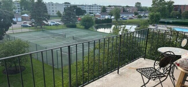 Building Photo - 16 E Old Willow Rd