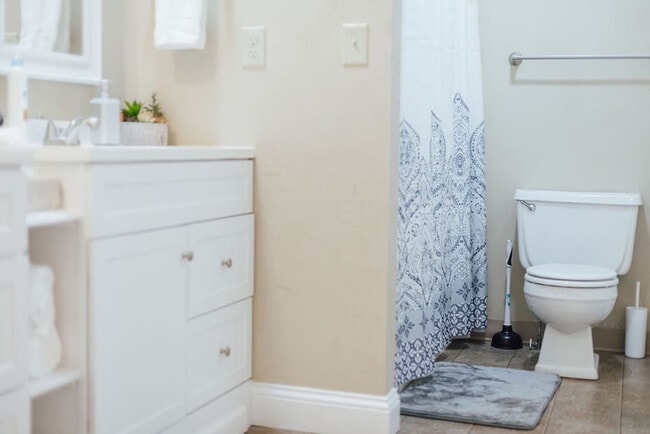 Building Photo - 722 Liberty Bell Blvd